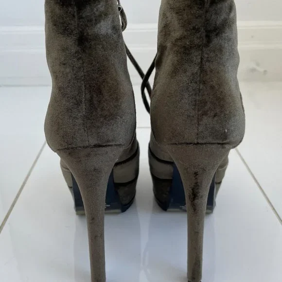 Mistress Rocks Boots - Picture 3 of 7